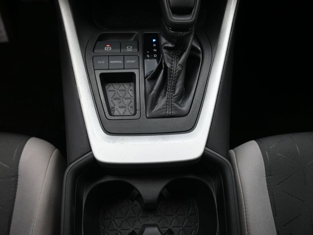 Used 2021 Toyota RAV4 XLE w/ Convenience Package FWD image 10