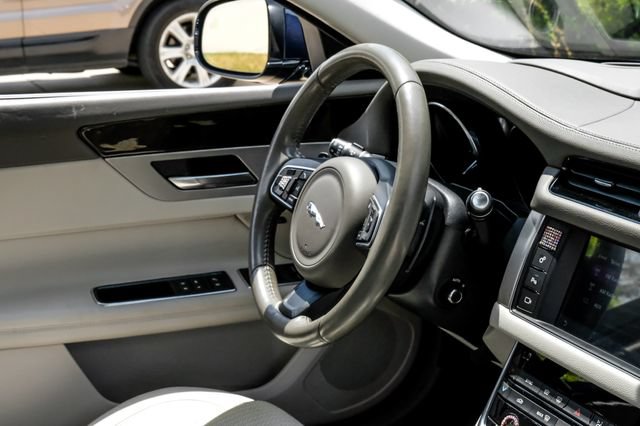 Used 2016 Jaguar XF Prestige RWD image 17