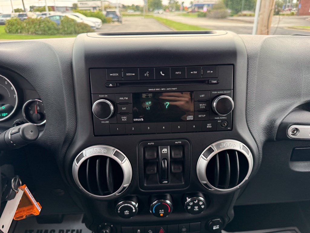 Used 2017 Jeep Wrangler Unlimited Sahara w/ Connectivity Group AWD/4WD image 24