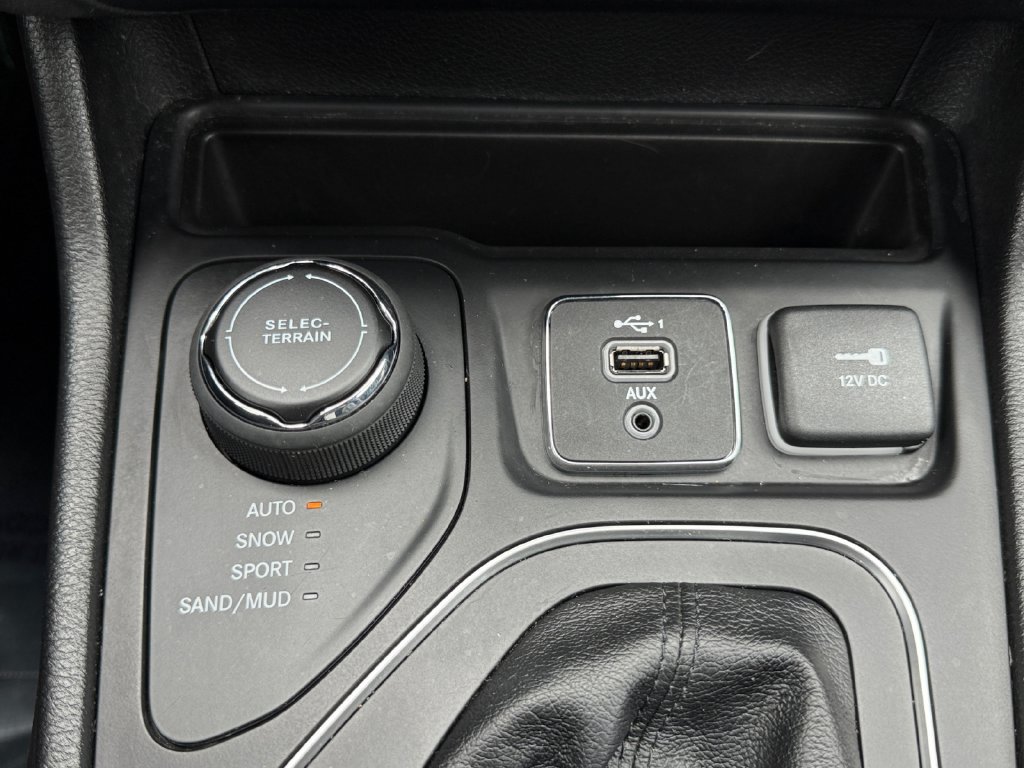 Used 2020 Jeep Cherokee Latitude Plus w/ Cold Weather Group AWD/4WD image 18