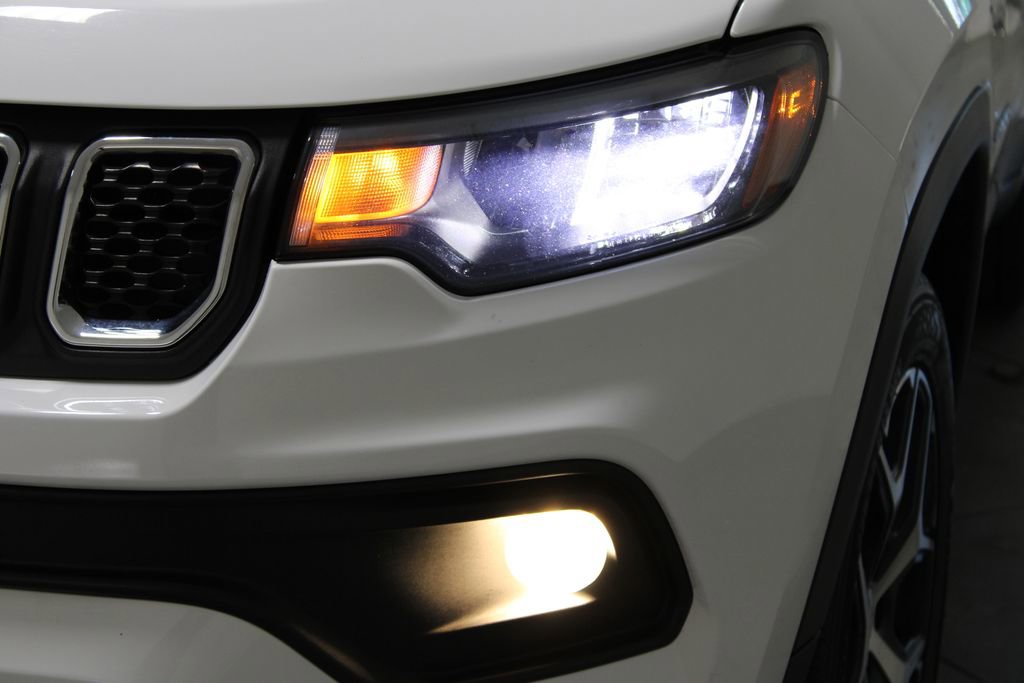 Used 2024 Jeep Compass Latitude image 47