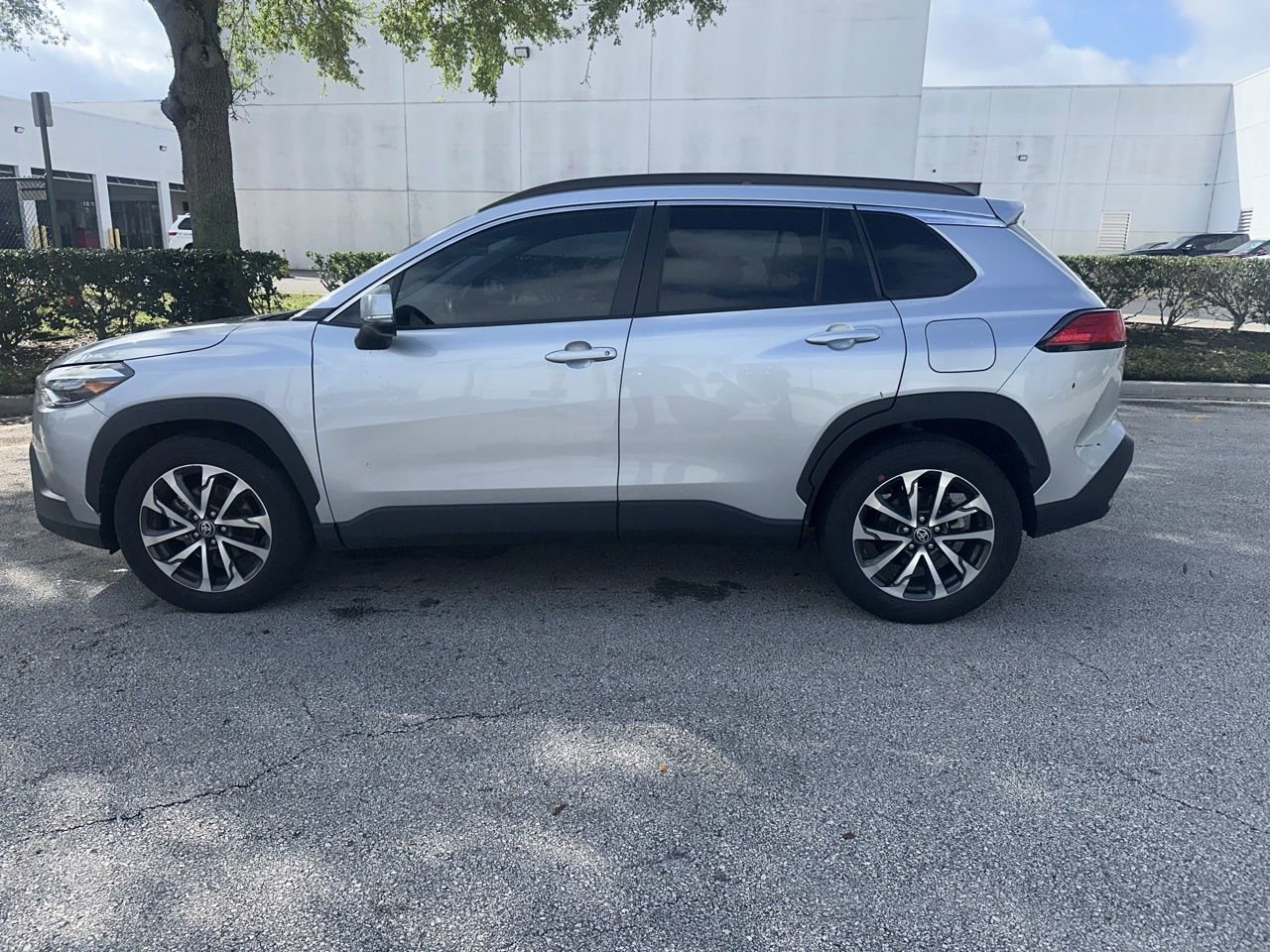 Used 2022 Toyota Corolla Cross XLE w/ Convenience Package image 2