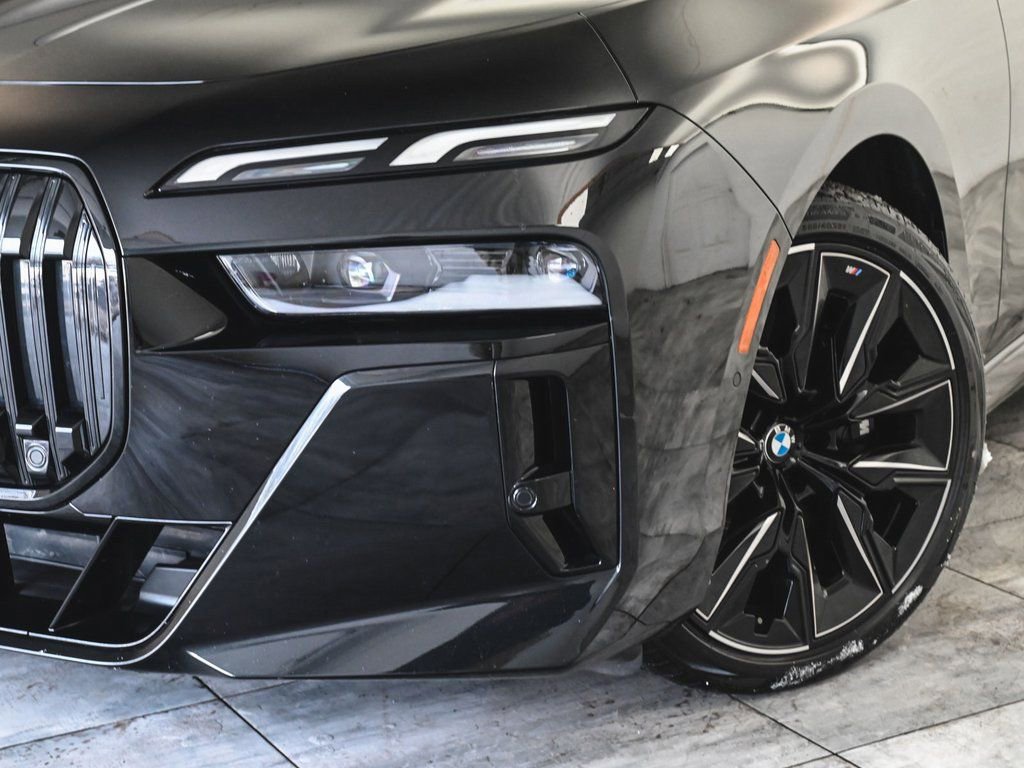 Used 2023 BMW i7 xDrive60 w/ Parking Assistance Package image 40