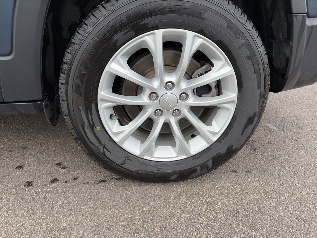 Used 2020 Jeep Cherokee Latitude w/ Cold Weather Group image 19