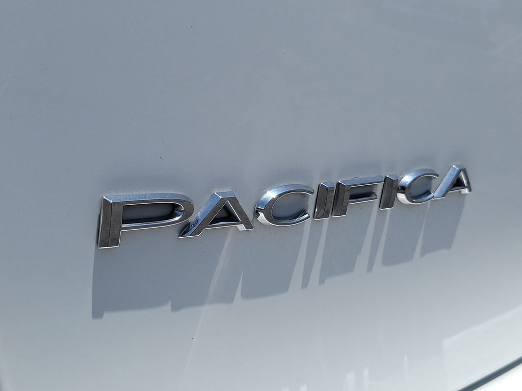 Used 2023 Chrysler Pacifica Touring-L FWD image 28