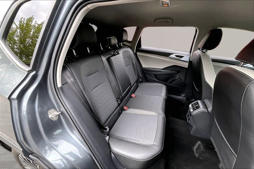 Used 2025 Volkswagen Taos SE FWD image 17