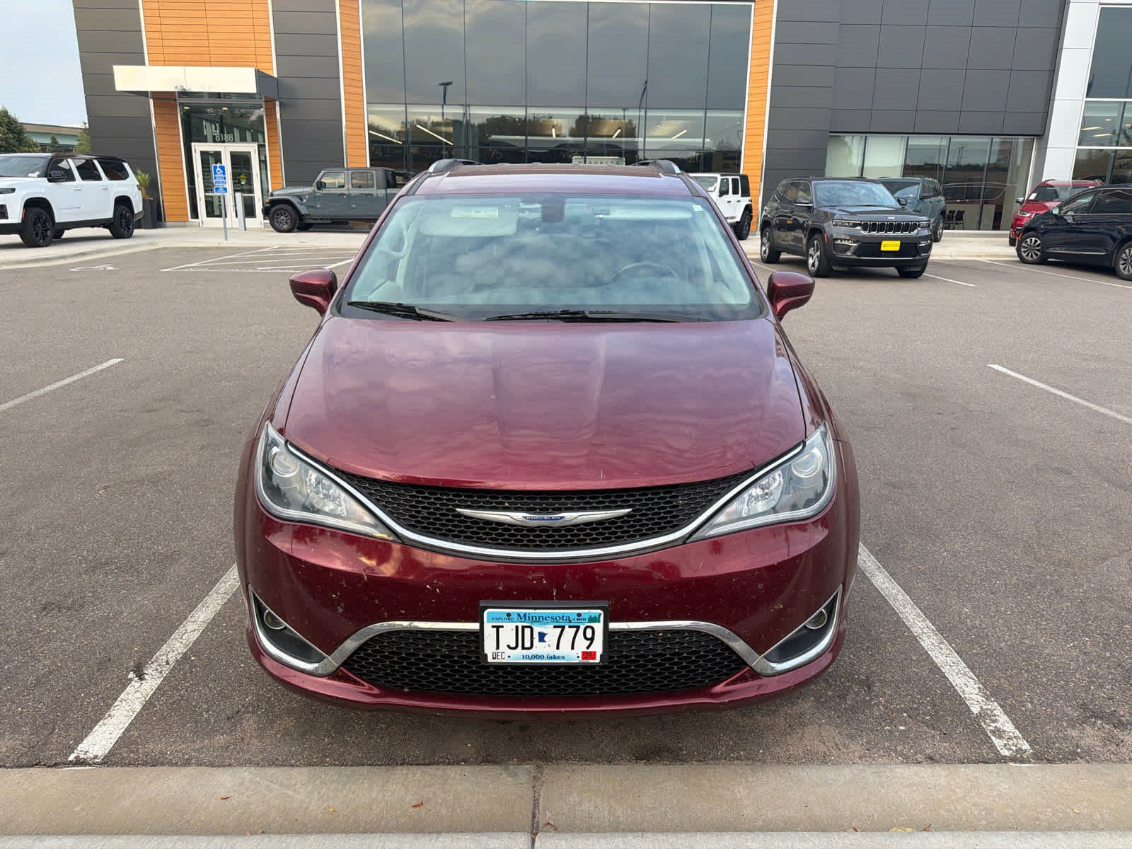 Used 2019 Chrysler Pacifica Touring-L w/ Tire & Wheel Group FWD image 3