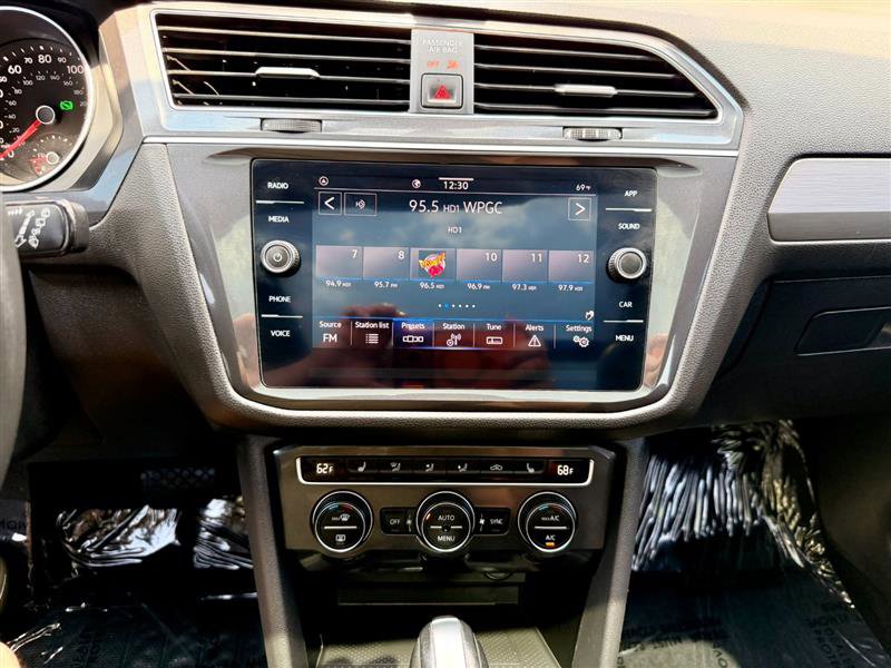 Used 2021 Volkswagen Tiguan SE w/ Panoramic Sunroof Package FWD image 14
