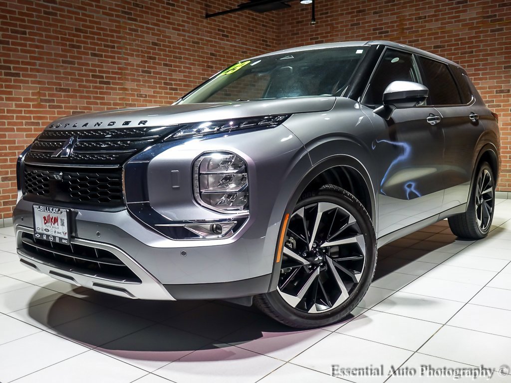 Used 2023 Mitsubishi Outlander SE image 2