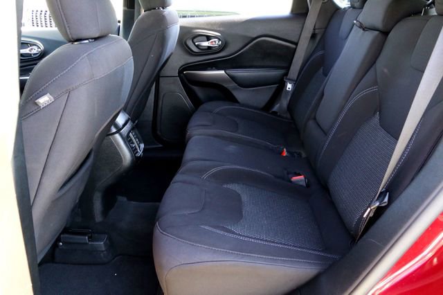 Used 2021 Jeep Cherokee Latitude FWD image 24