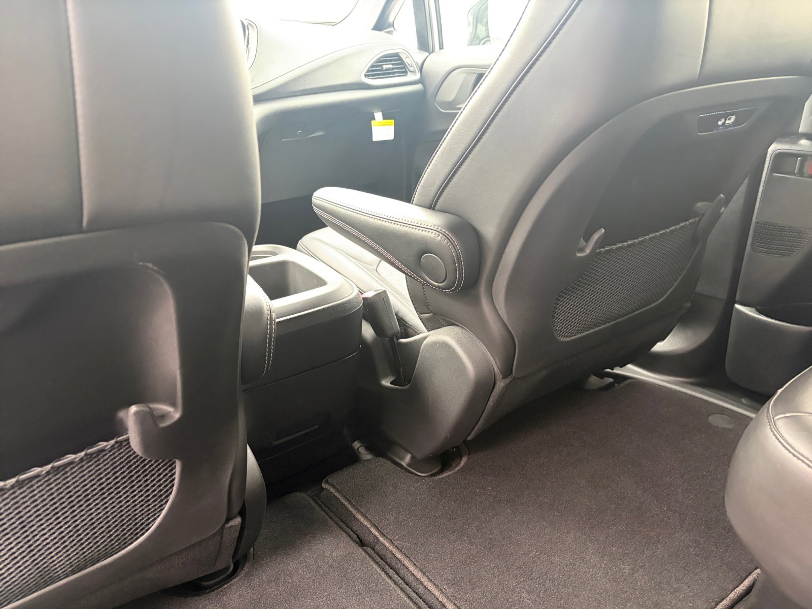 Used 2025 Chrysler Pacifica Select image 25