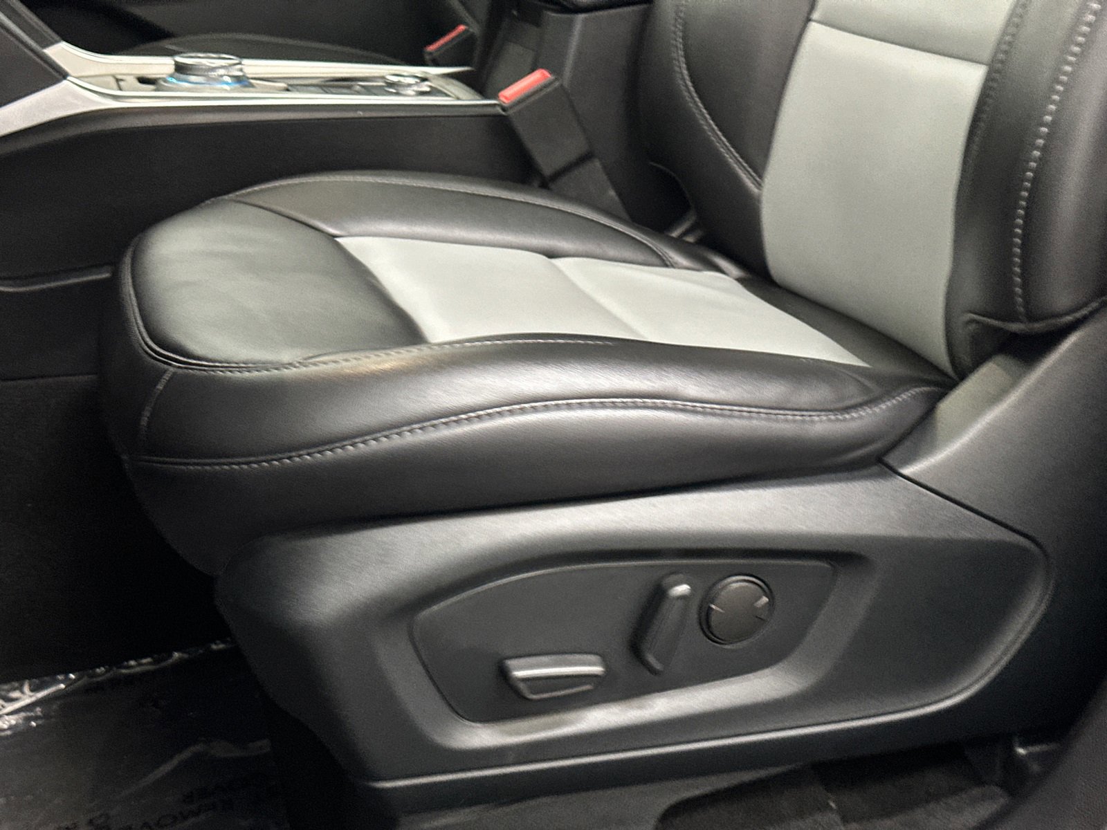 Used 2022 Ford Explorer XLT w/ Equipment Group 202A image 16