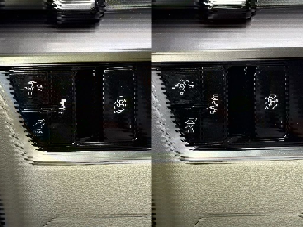 Used 2025 Kia Sportage EX w/ Premium Package image 18