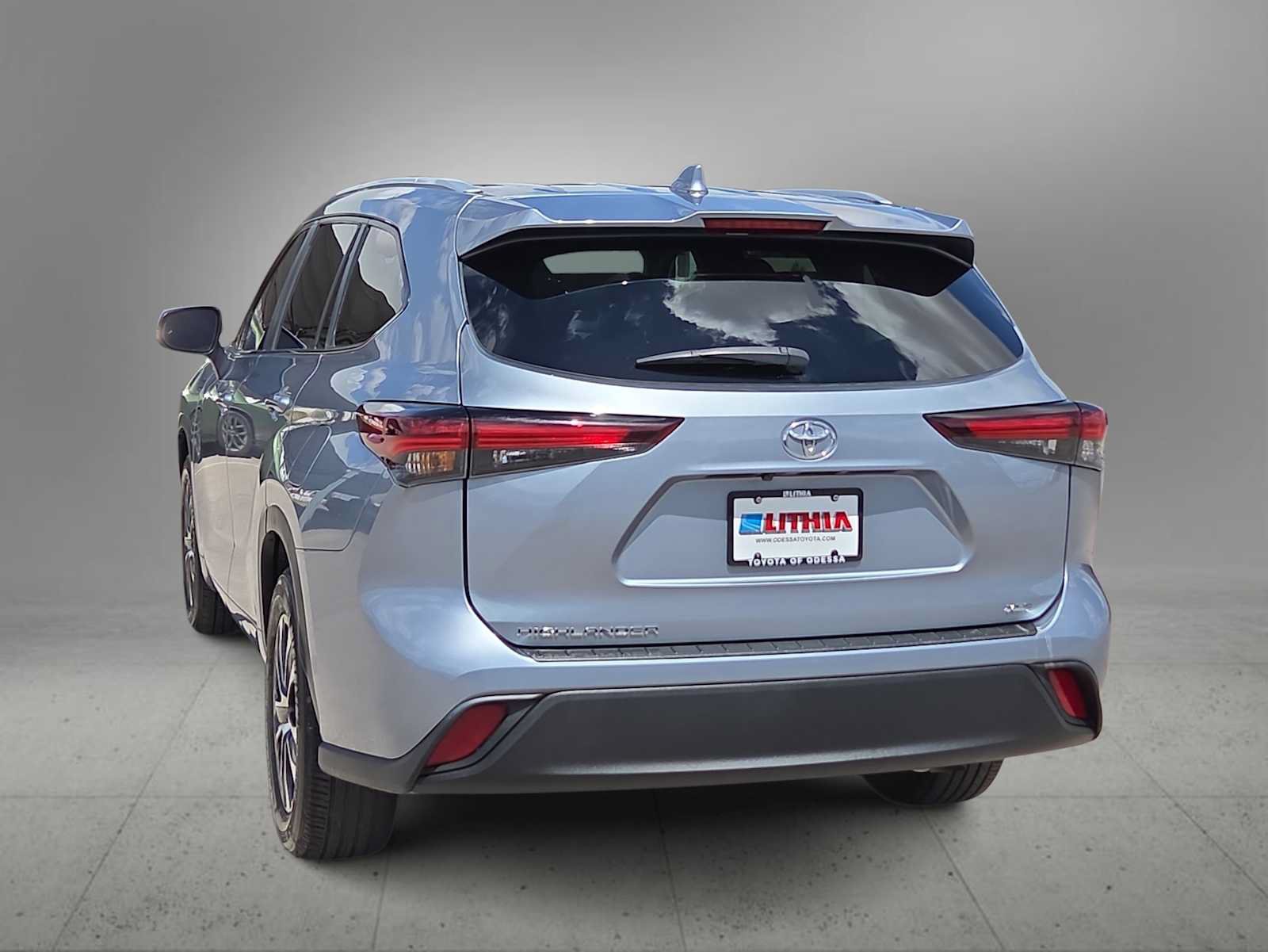 Used 2024 Toyota Highlander XLE FWD image 7