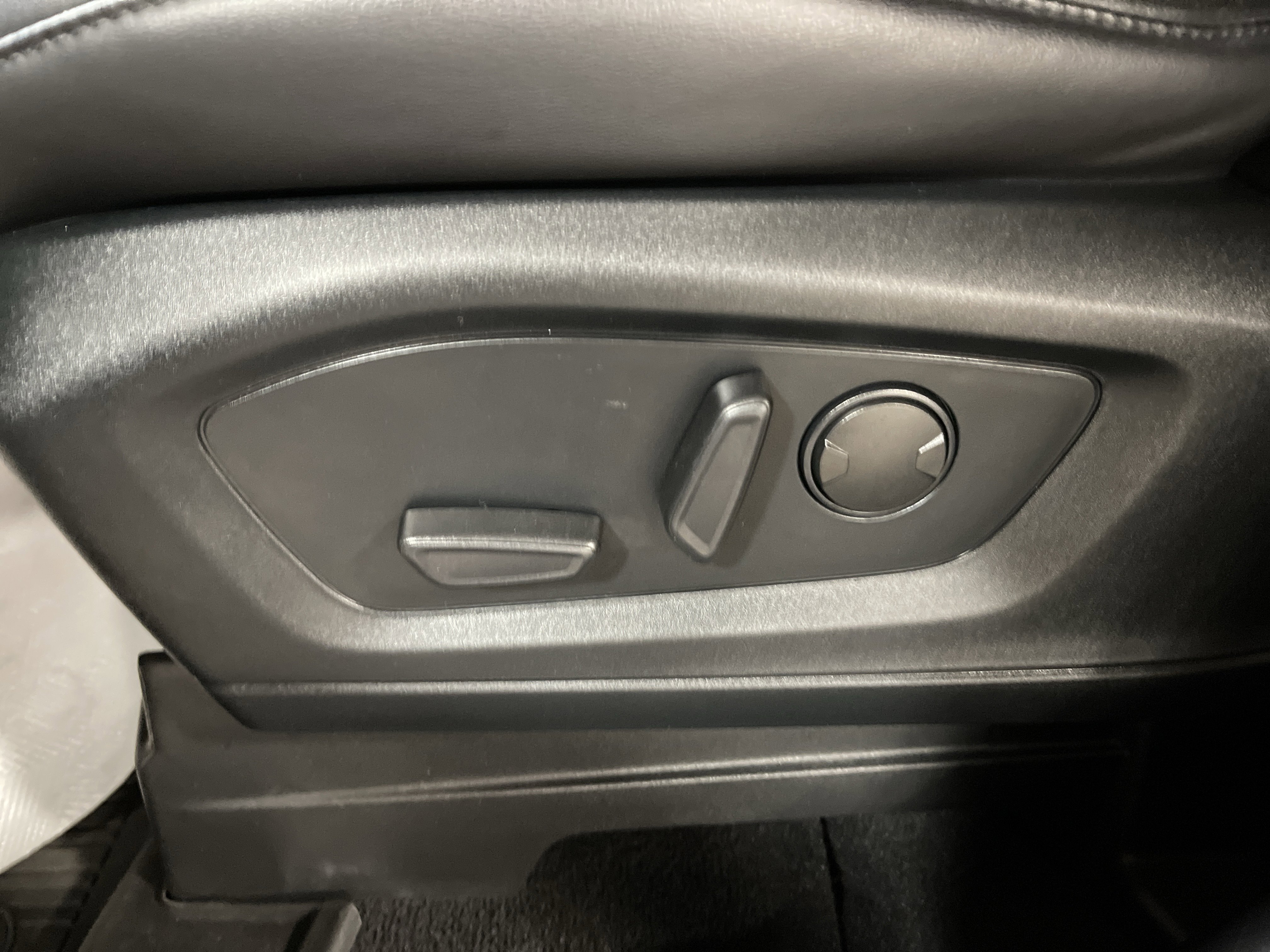 Used 2022 Ford Explorer XLT w/ Equipment Group 202A image 10