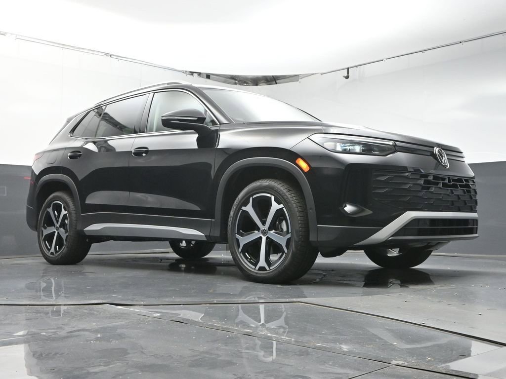 Used 2025 Volkswagen Tiguan SE FWD image 41