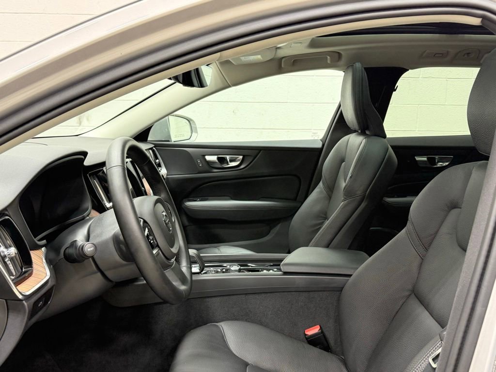Used 2025 Volvo V60 B5 Cross Country Plus image 28