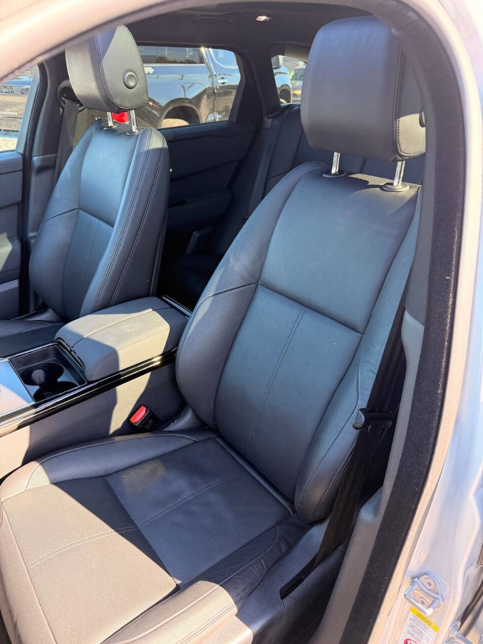 Used 2025 Land Rover Range Rover Velar Dynamic SE image 2