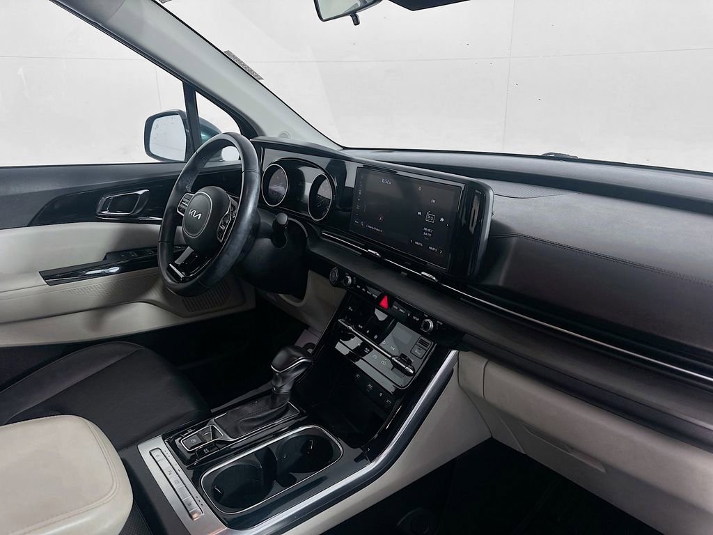 Used 2022 Kia Carnival EX image 32