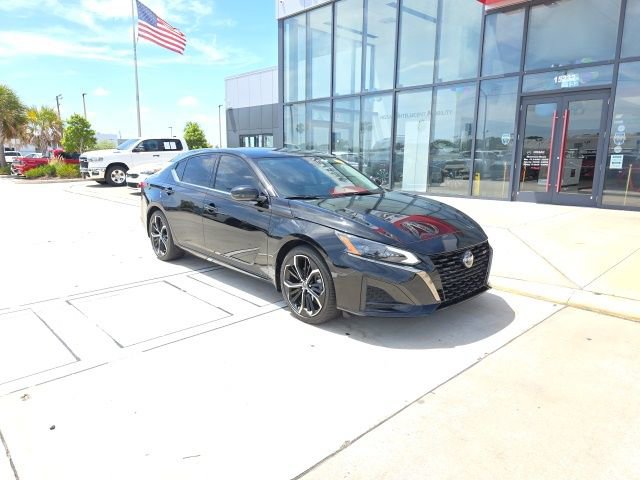 Used 2024 Nissan Altima 2.5 SR w/ SR Premium Package FWD image 2