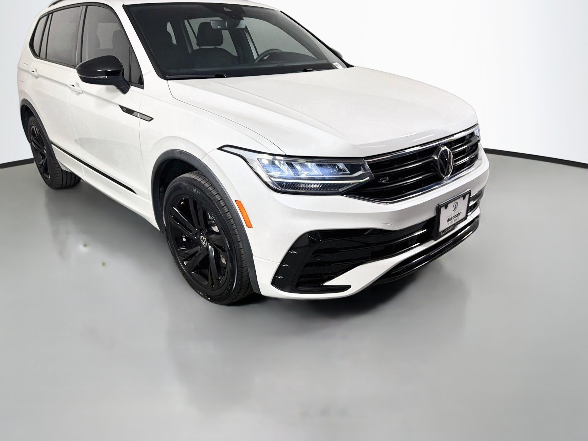 Used 2023 Volkswagen Tiguan SE R-Line FWD image 3
