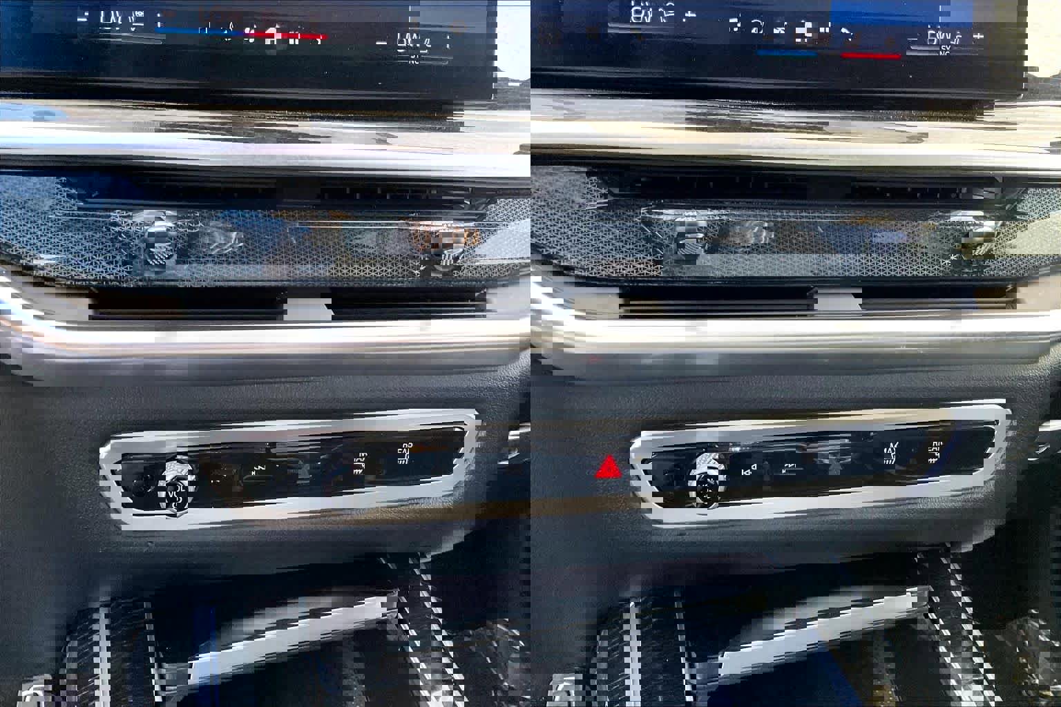 Used 2025 BMW X7 xDrive40i w/ M Sport Package image 32