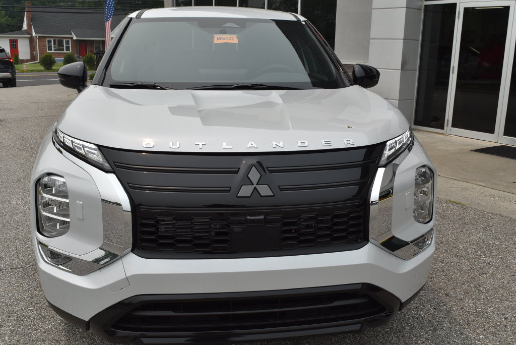 New 2026 Mitsubishi Outlander LE AWD/4WD image 3