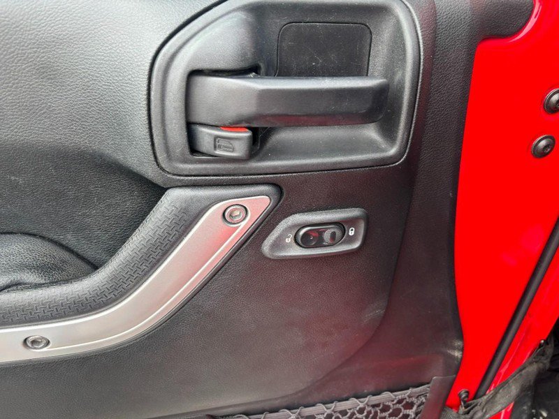 Used 2018 Jeep Wrangler Unlimited Sahara w/ Connectivity Group AWD/4WD image 9