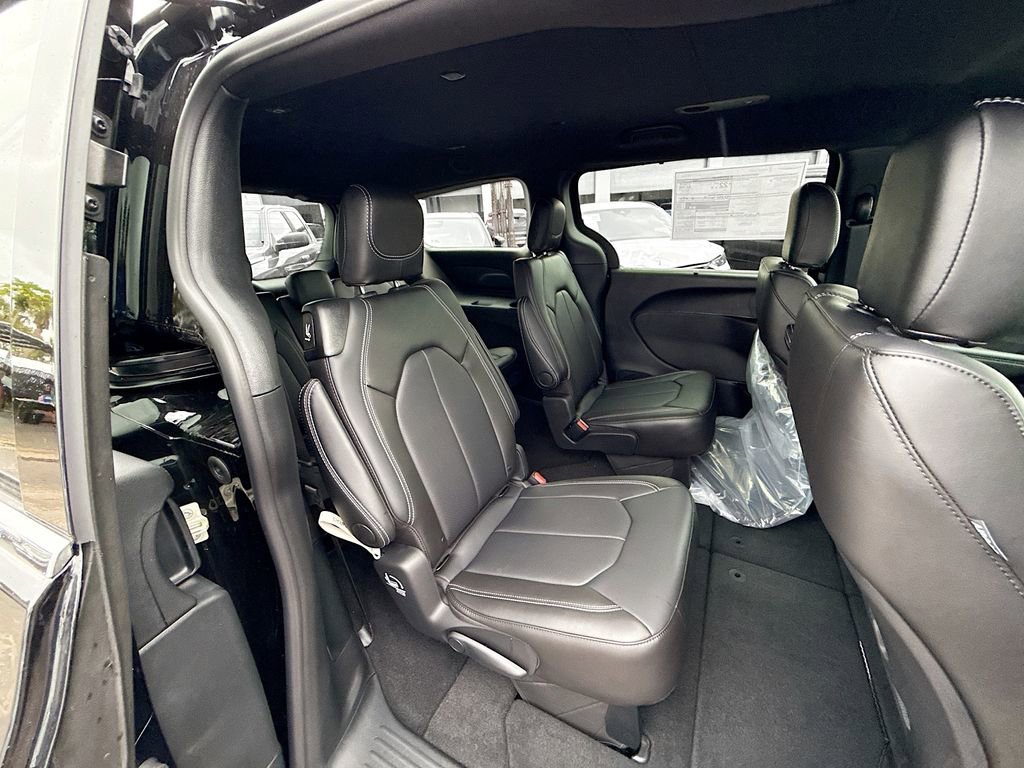 New 2026 Chrysler Pacifica Select FWD image 30