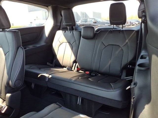 New 2026 Chrysler Pacifica Select AWD/4WD image 19