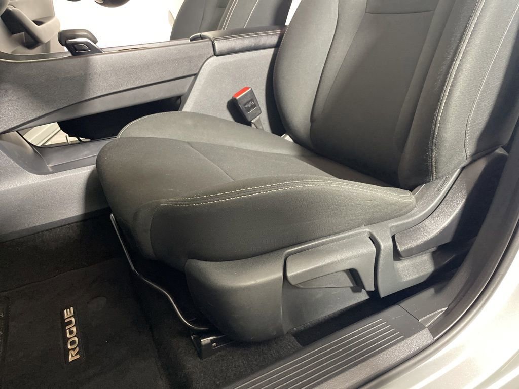 Used 2024 Nissan Rogue S FWD image 11