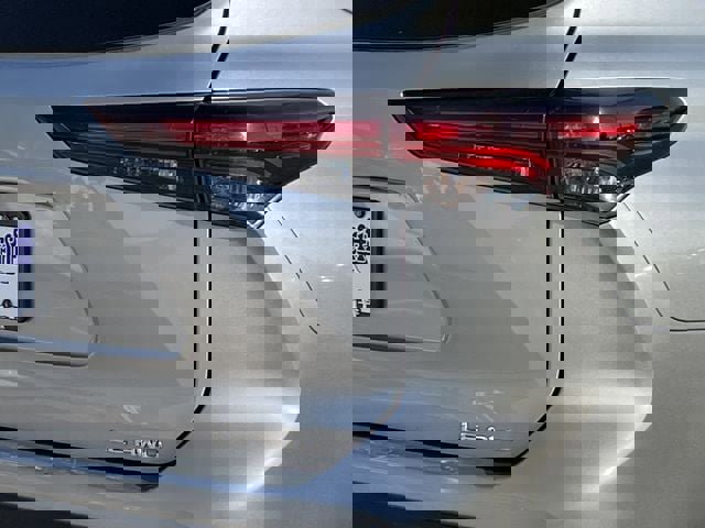 Used 2024 Toyota Highlander LE image 6