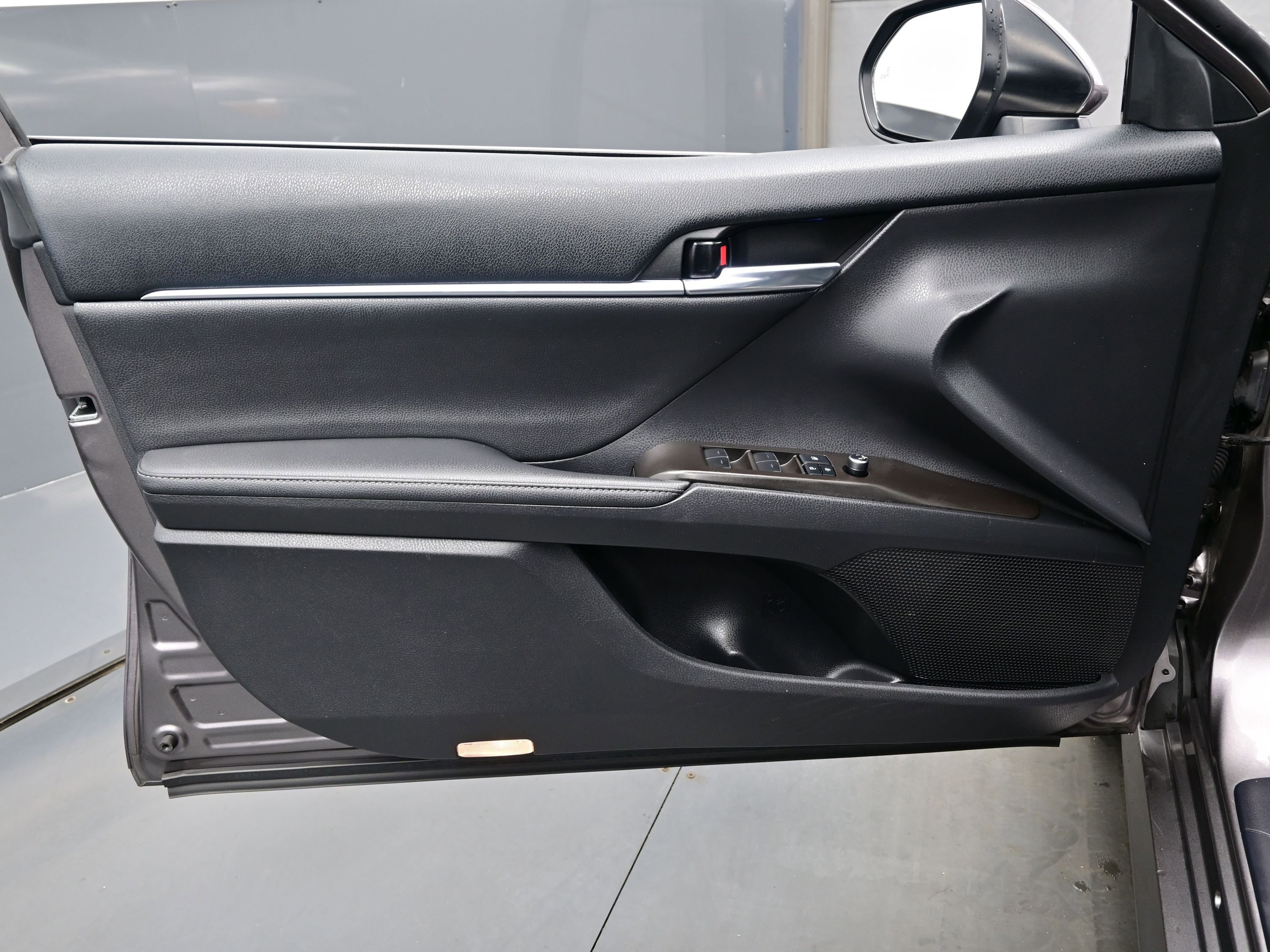 Used 2021 Toyota Camry XLE w/ Navigation Upgrade Package FWD image 9