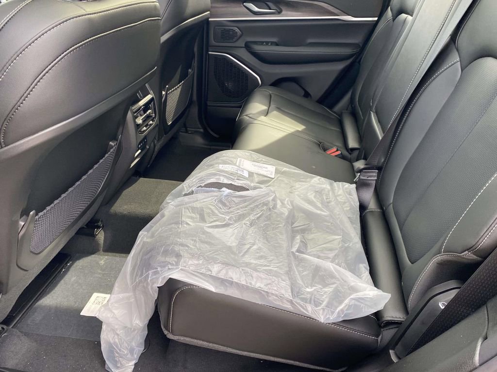 New 2026 Jeep Grand Cherokee Limited w/ Luxury Tech Group II RWD image 35