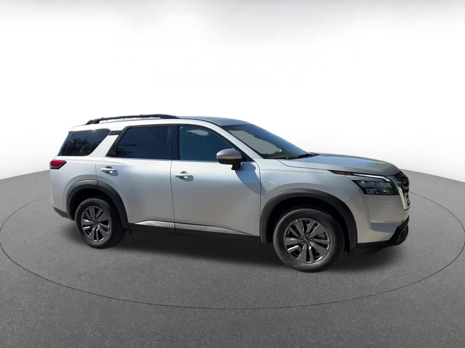 Used 2025 Nissan Pathfinder SV image 2