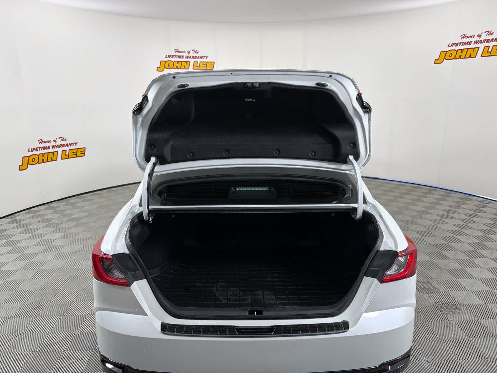 Used 2025 Toyota Camry XLE FWD image 5