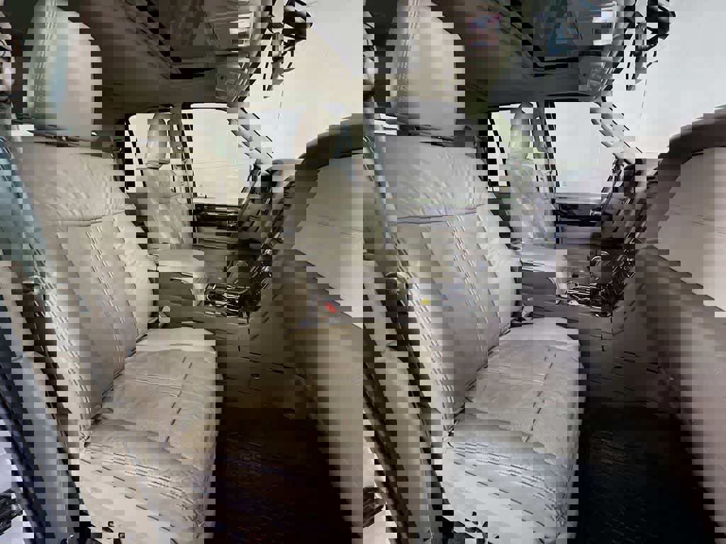 Used 2016 Lincoln Navigator Select image 14