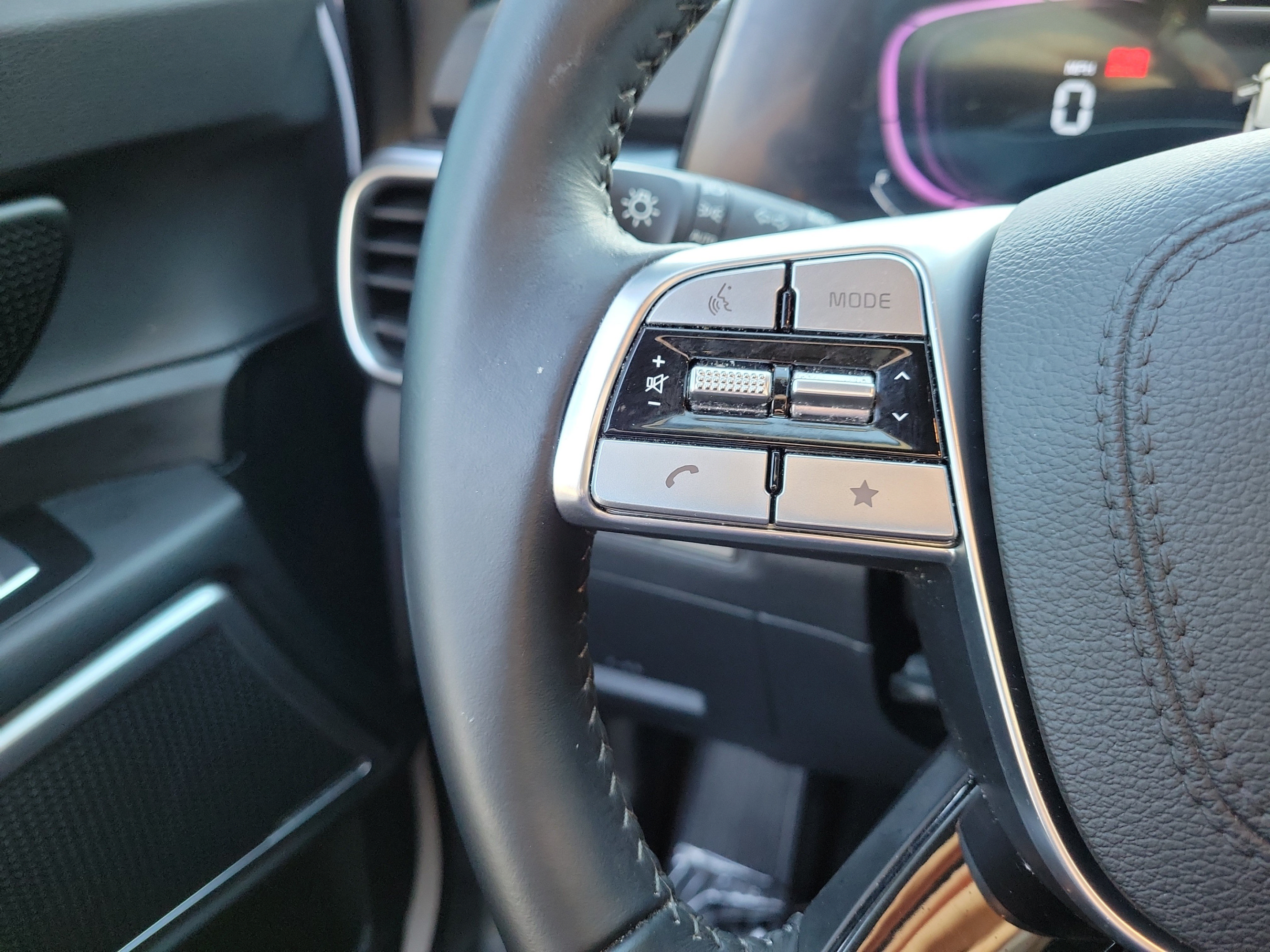 Certified 2025 Kia Telluride LX FWD image 26