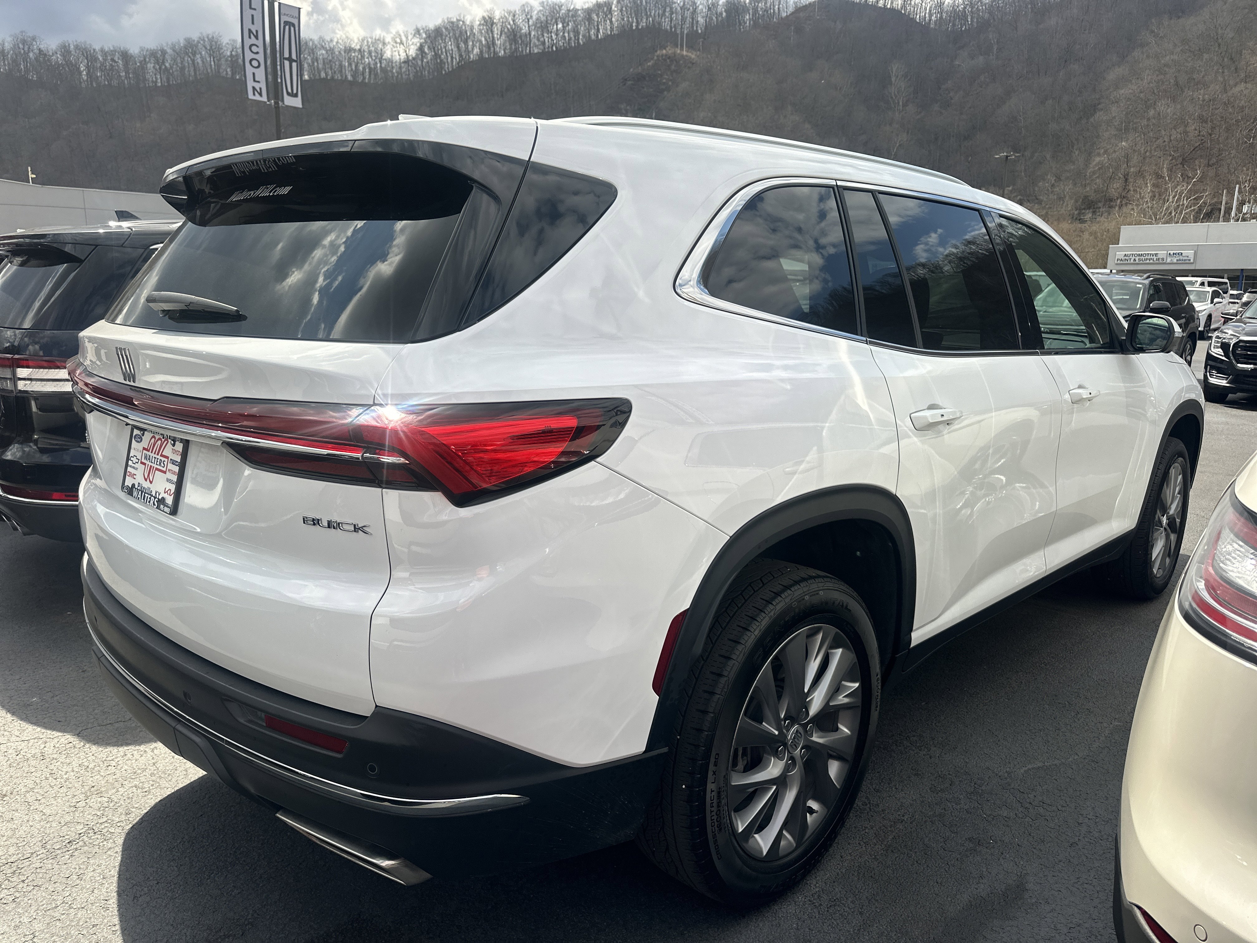 Used 2025 Buick Enclave Preferred image 2