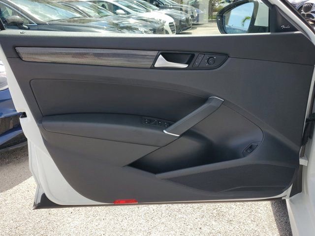 Used 2021 Volkswagen Passat 2.0T R-Line image 14