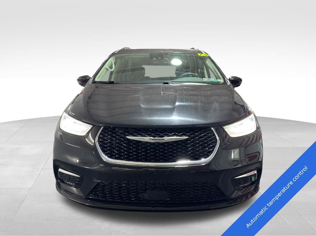 Used 2022 Chrysler Pacifica Touring-L image 2