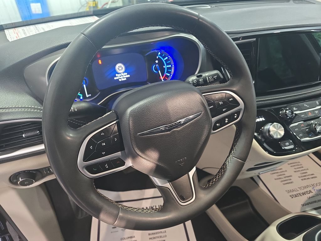 Used 2023 Chrysler Pacifica Touring-L FWD image 16