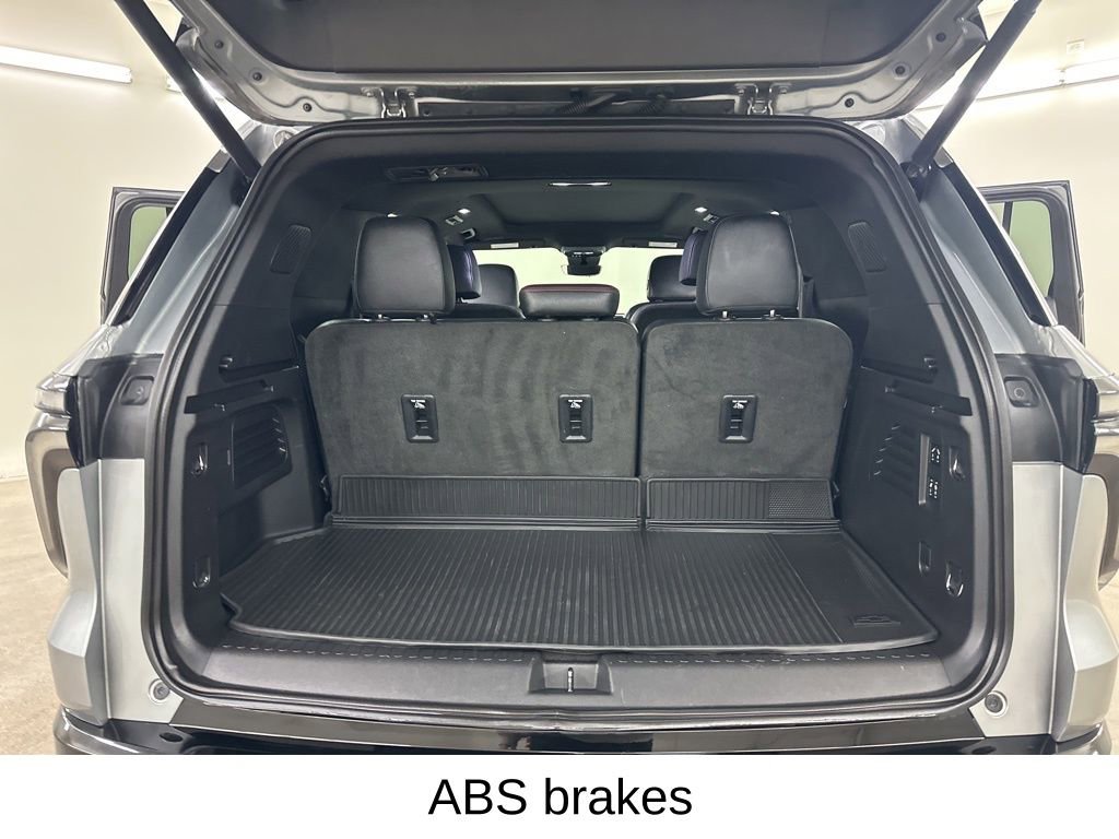 Used 2024 Chevrolet Traverse RS image 27