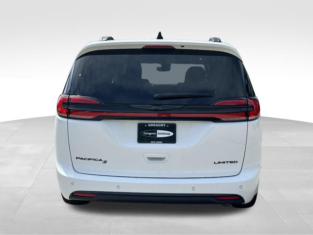 Used 2025 Chrysler Pacifica Limited FWD image 9