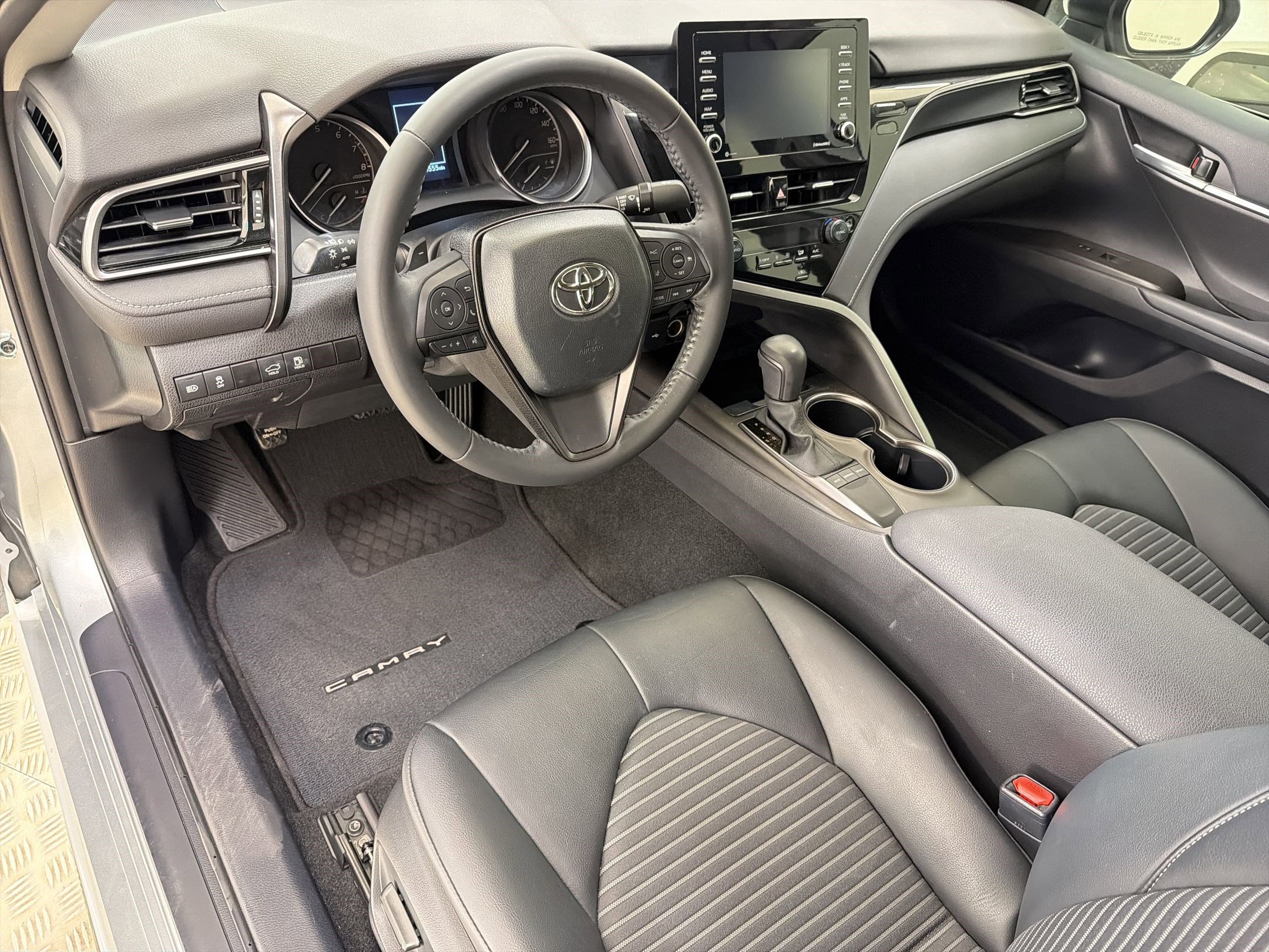 Used 2023 Toyota Camry SE image 4