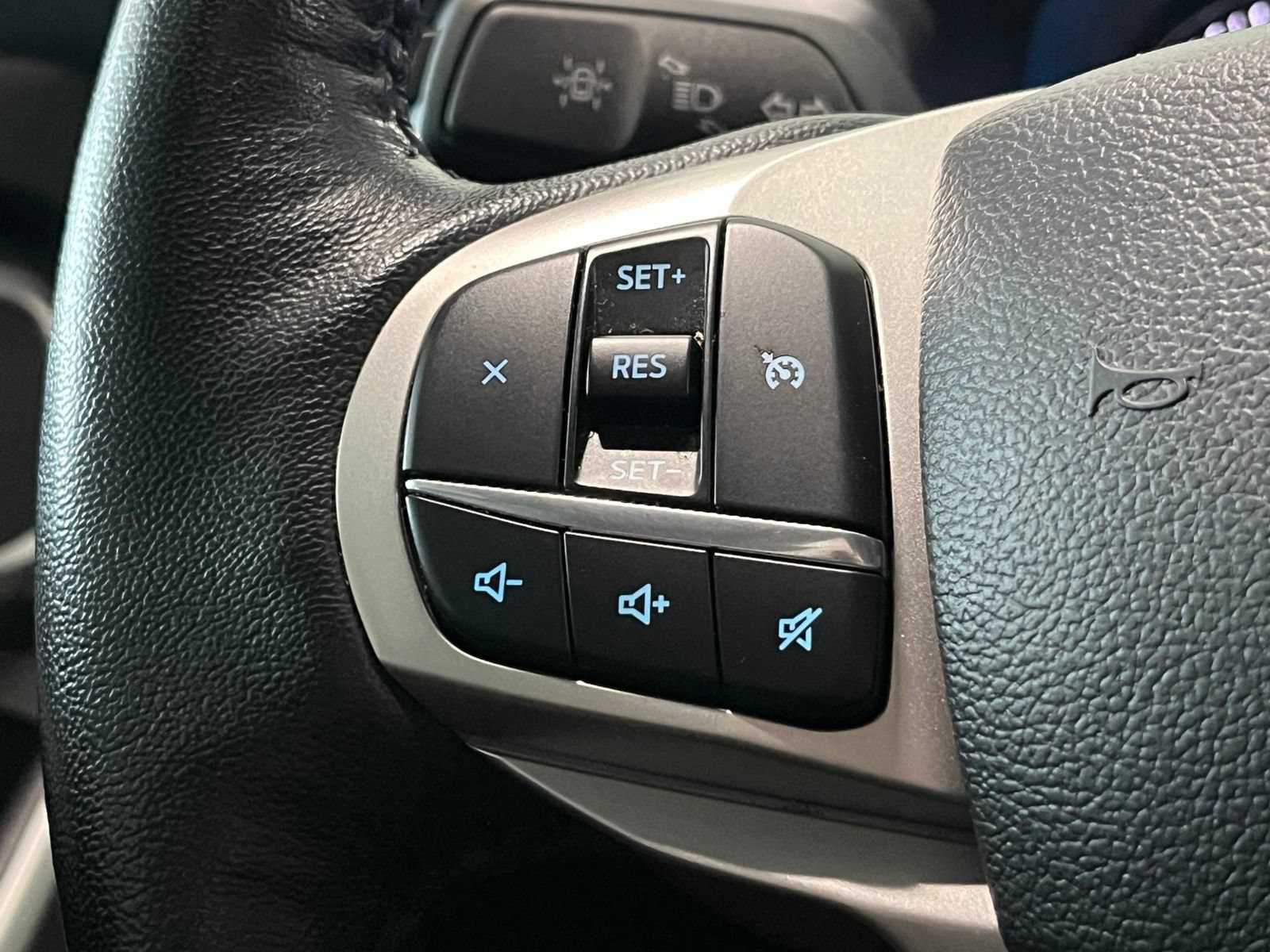 Used 2021 Ford Explorer XLT AWD/4WD image 30