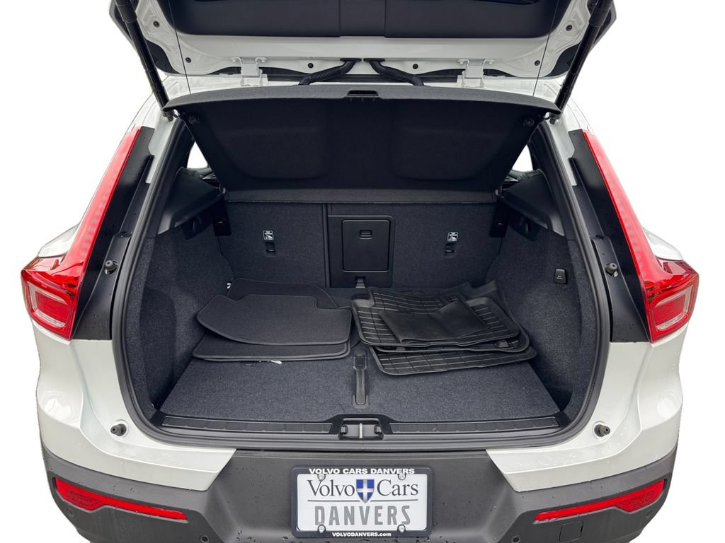 Certified 2025 Volvo XC40 B5 Plus AWD/4WD image 6