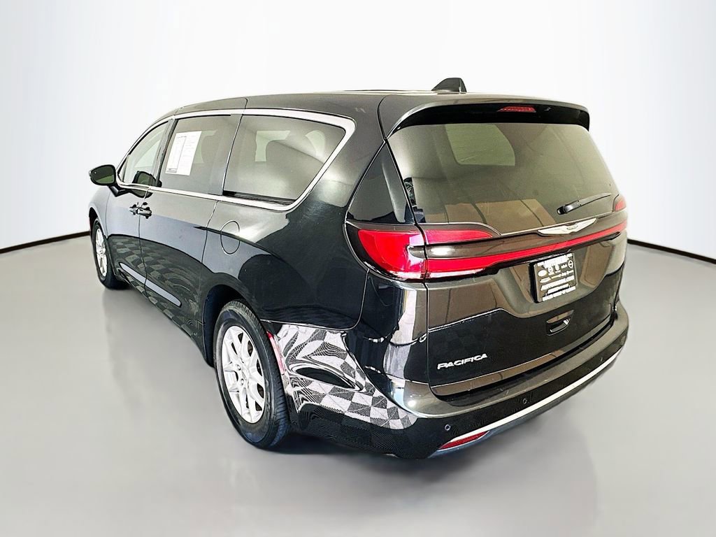 Used 2023 Chrysler Pacifica Touring-L image 5