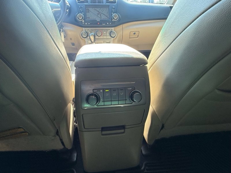 Used 2011 Toyota Highlander SE image 17
