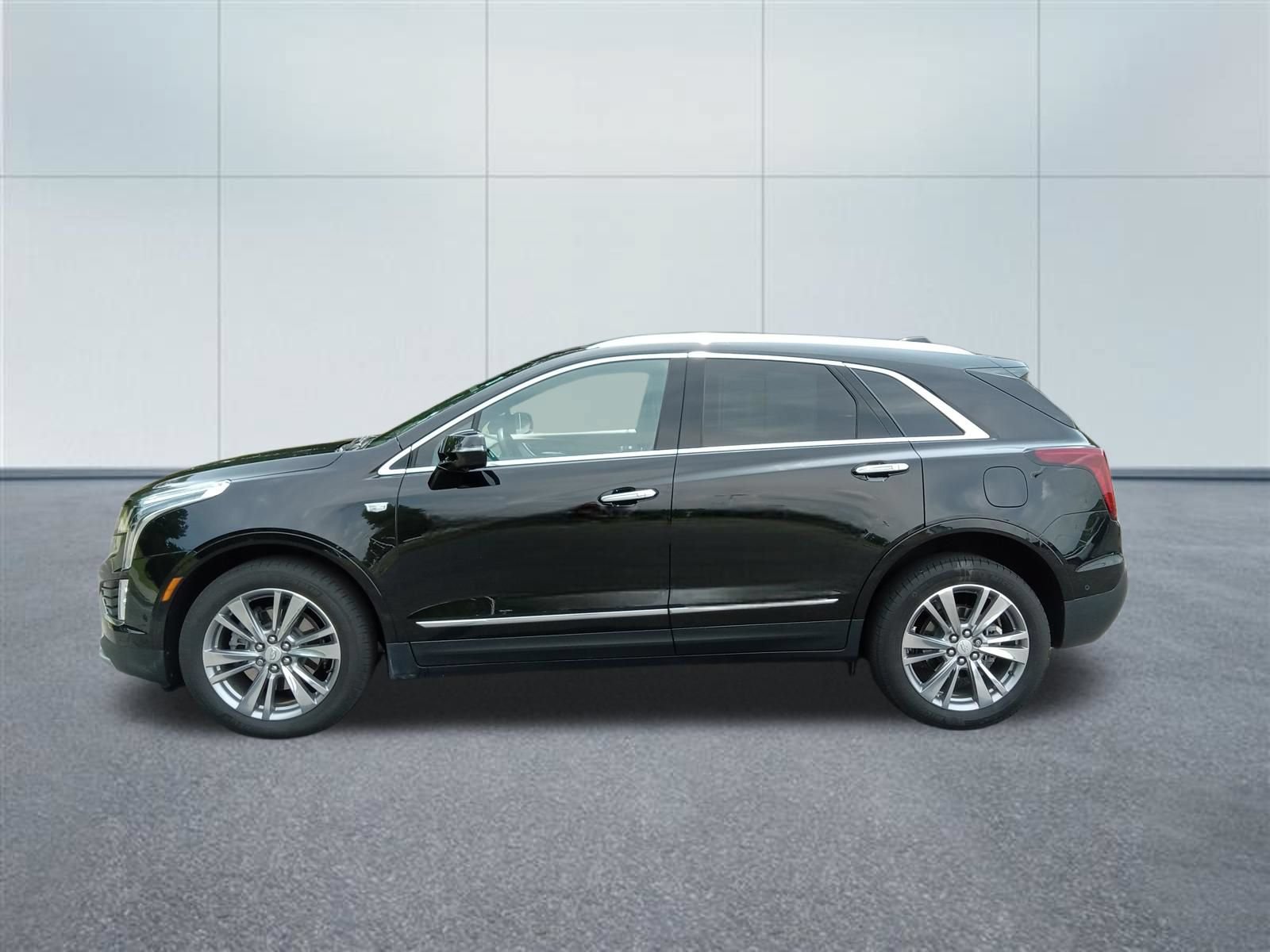 Used 2024 Cadillac XT5 Premium Luxury w/ Technology Package AWD/4WD image 2